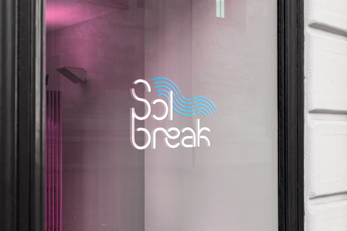 Solbreak — Logo auf Fenster